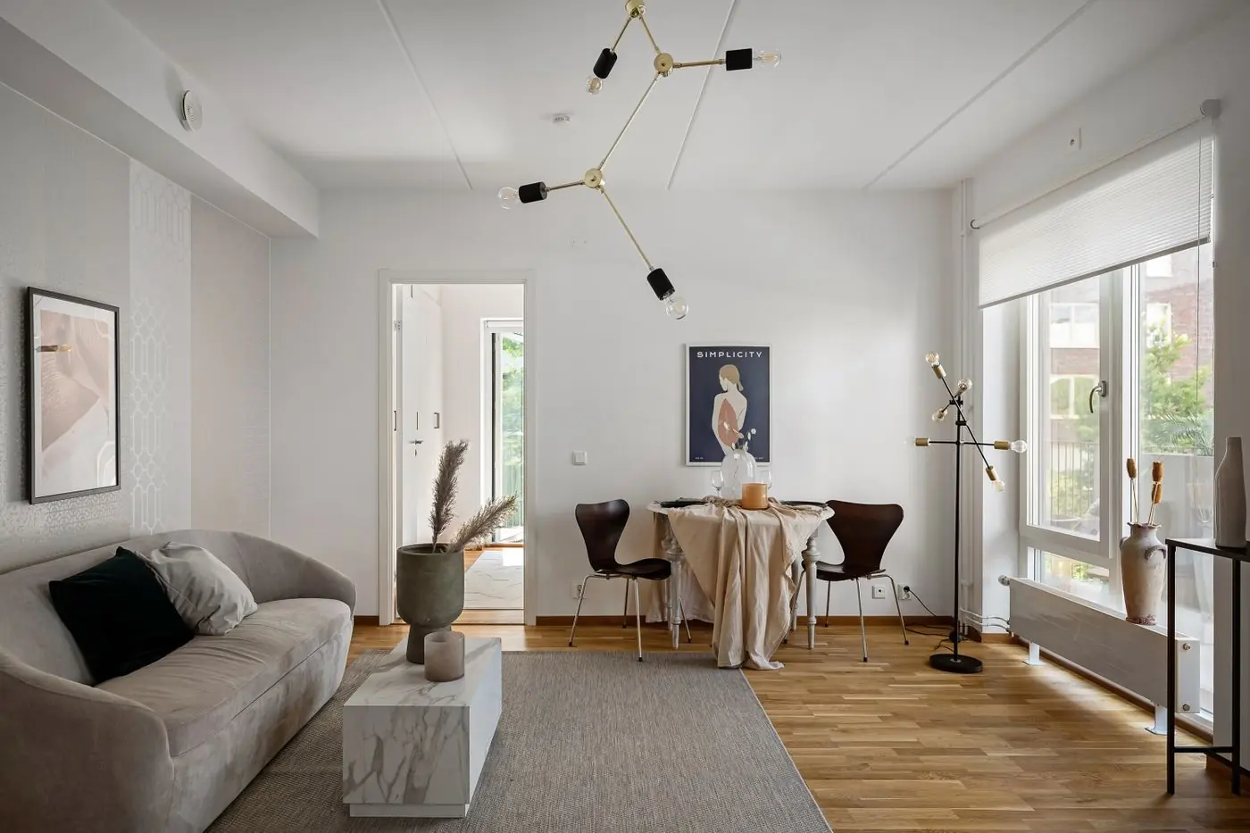 Lichte woonkamer met eethoek en grote ramen